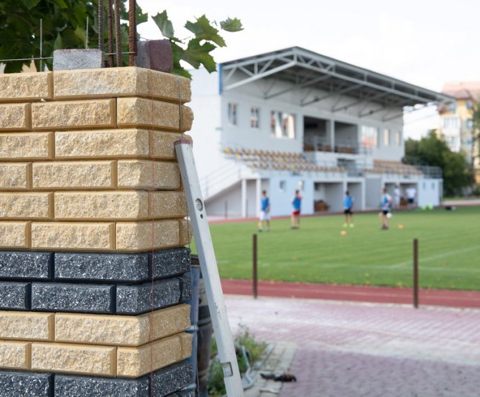 В Ужгороді тривають роботи з благоустрою території стадіону «Автомобіліст» – 01