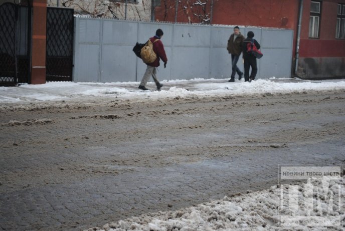 У Мукачеві сніг прибирають лише в центрі (ФОТОРЕПОРТАЖ)  – 02