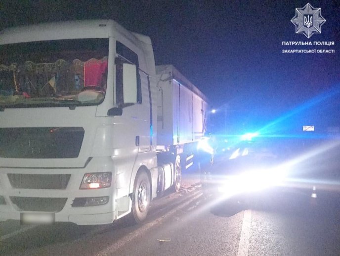 На Закарпатті легковик врізався у вантажівку – 02