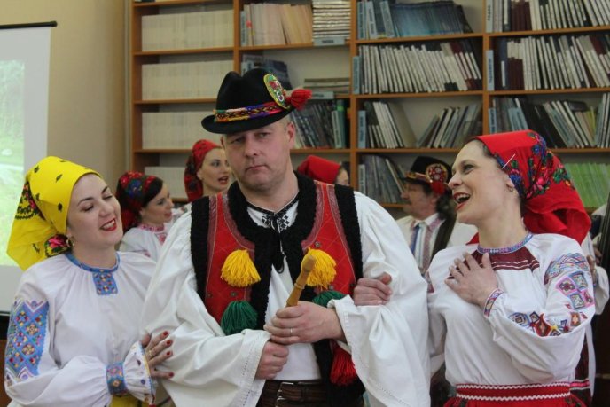 У Закарпатській обласній бібліотеці презентували книги і танцювали народні танці – 07