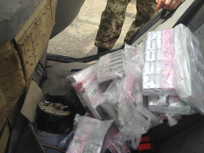 Чоловік позбувся на кордоні автомобіля, намагаючись перевезти майже 150 пачок сигарет – 05