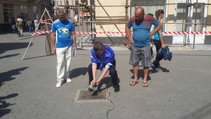 В Ужгороді з "Капсули часу" стерли надпис "Партії регіонів" – 02