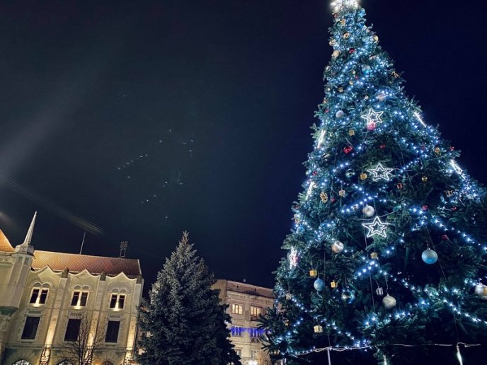 У Мукачеві сьогодні ввечері засяяли вогні головної ялинки міста – 01