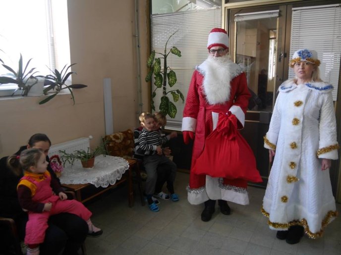 До маленьких пацієнтів Ужгородської міської дитячої лікарні завітали Дід Мороз зі Снігуронькою  – 07
