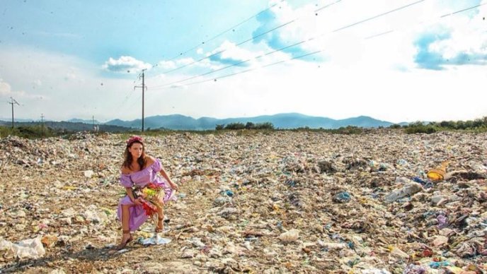 На сміттєзвалищі поблизу Хуста дівчата влаштували фотосесію – 04