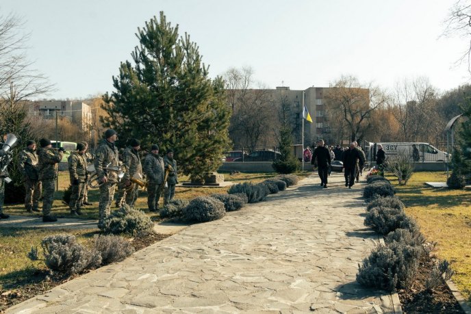 У Мукачеві поховали воїна, який захищав Україну з початку повномасштабного вторгнення – 03