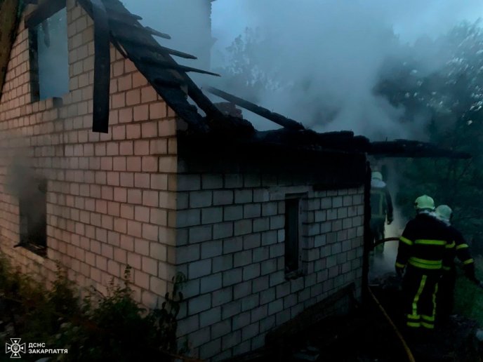 Вночі у селі гасили пожежу. Рятувальники повідомили подробиці – 01 Пожежа у селі Присліп