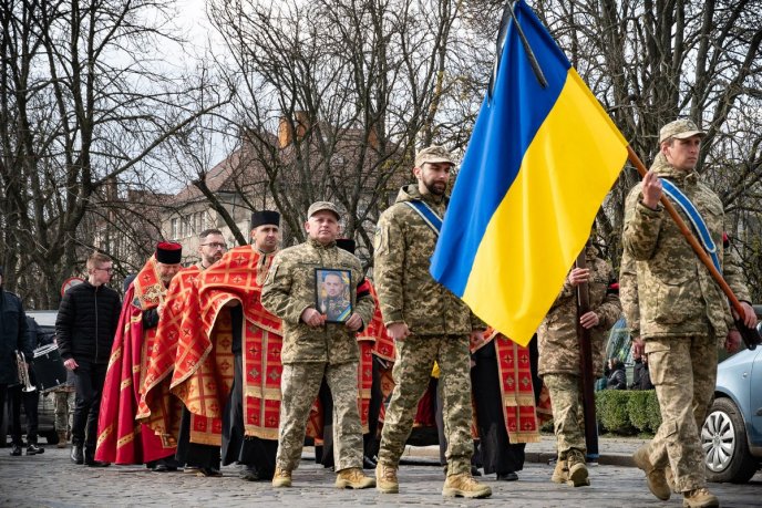 Ужгородці навколішках проводжали в останню путь Героя, який загинув у серпні 2023 року – 03