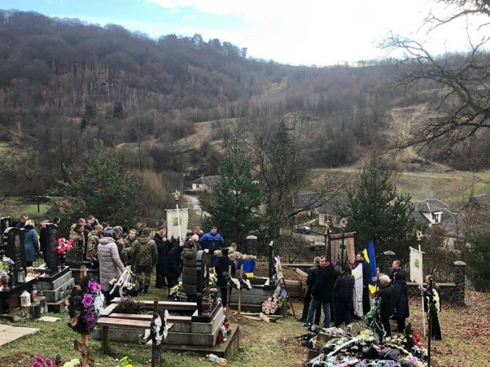 У закарпатському селі провели в останню путь загиблого Героя – 01 У закарпатському селі провели в останню путь загиблого Героя – 01