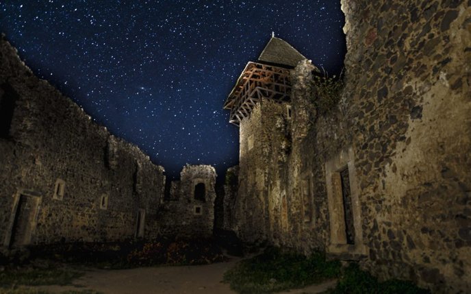 У небі над одним із замків Закарпаття сфотографували унікальне природне явище – 05