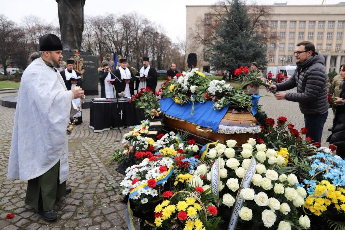 Життя обірвала ворожа куля: на Закарпатті поховали військового – 06