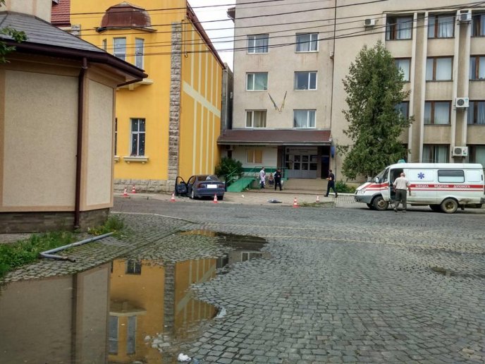 У Мукачеві іномарка "BMW" в’їхала у Будинок культури: є потерпіла – 05