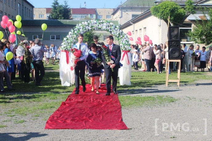 У Мукачівській ЗОШ №11 урочисто відзначили свято останнього дзвоника – 13 У Мукачівській ЗОШ №11 урочисто відзначили свято останнього дзвоника – 13