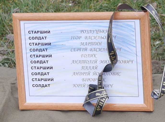 На площі Віталія Постолакі в Ужгороді до Дня пам’яті Небесної Сотні встановили і освятили хрест – 04