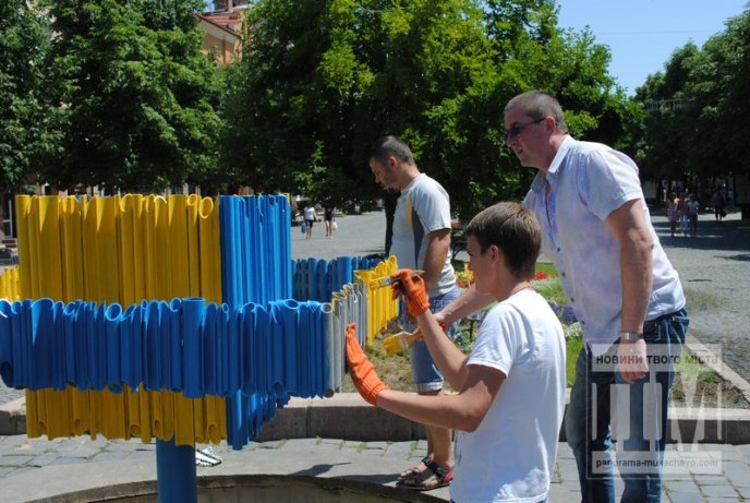 Фонтан у центрі Мукачева став жовто-блакитним (ФОТО) – 09