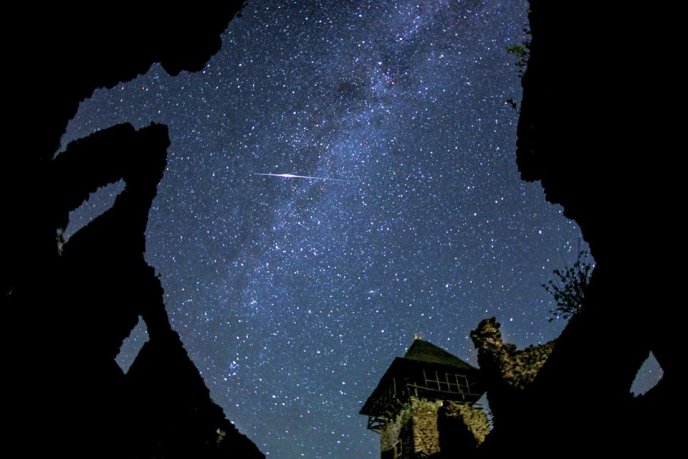 У небі над одним із замків Закарпаття сфотографували унікальне природне явище – 01