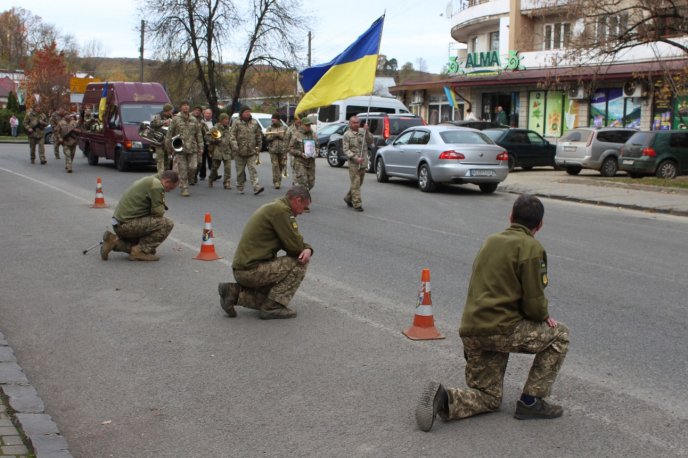 На Іршавщині прощалися з воїном, який кілька місяців вважався безвісти зниклим – 06