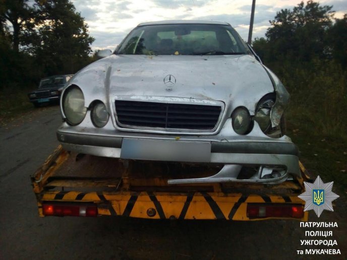 Водій "Мерседесу" влаштував перегони з поліцією, але потрапив у ДТП – 01