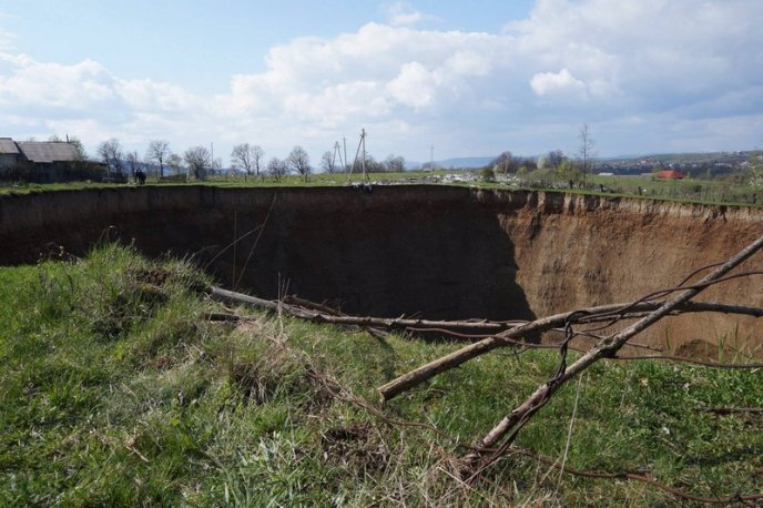 Гігантське провалля у Солотвині за три дні збільшилось практично вдвічі (ФОТО) – 02