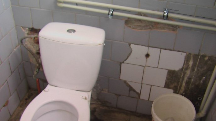 Користувачів мережі шокував стан однієї із вбиралень Ужгородської дитячої лікарні – 06