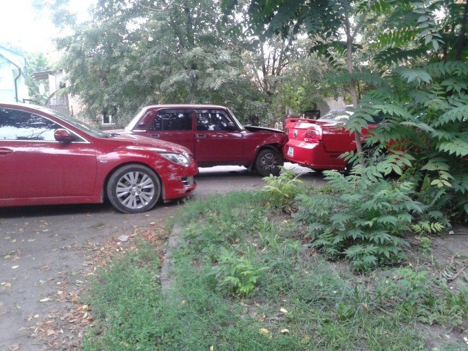 У Берегові водій на "Жигулях" в’їхав у дорожезний Ford Mustang (ФОТОФАКТ) – 01