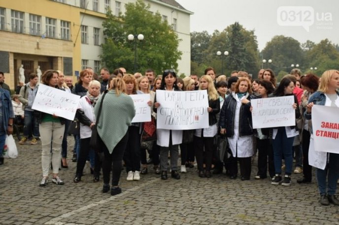 В Ужгороді сотні людей мітингують під стінами Закарпатської облради – 05