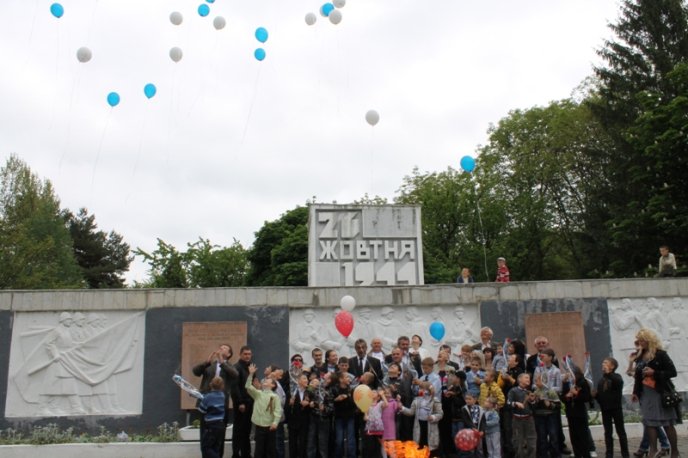 Мукачівські діти покладали квіти до вічного вогню (ФОТОРЕПОРТАЖ) – 06