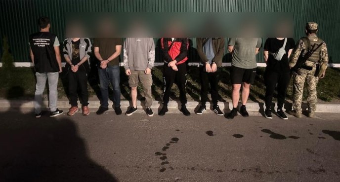 На околиці села зупинили кількох чоловіків, які планували перетнути кордон – 01 На Закарпатті затримали 7 чоловіків