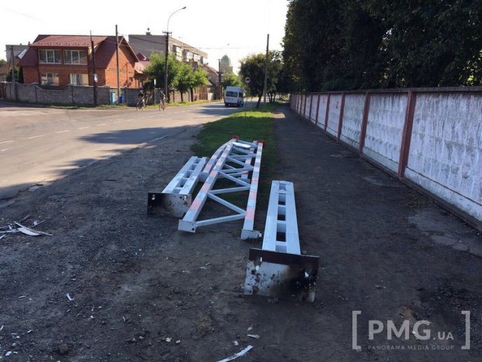 Обмежувач великогабаритного транспорту на Підгорянській простояв менше двох діб – 02