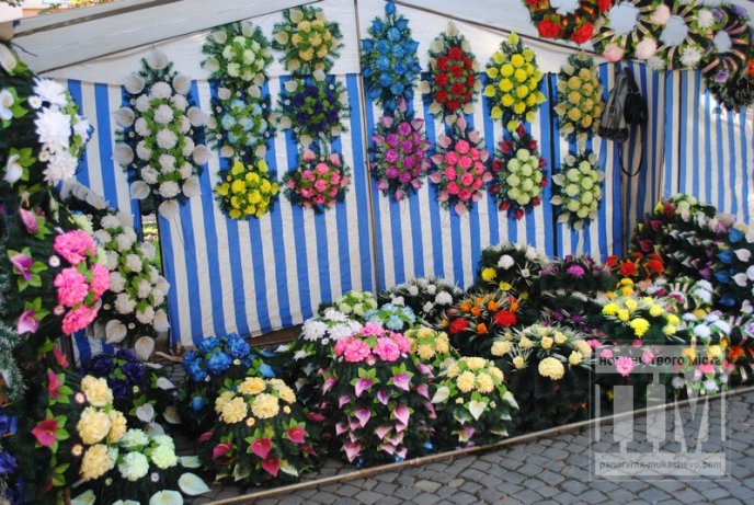 В центрі Мукачева відкрилась ярмарка вінків (ФОТО) – 06 В центрі Мукачева відкрилась ярмарка вінків (ФОТО) – 06