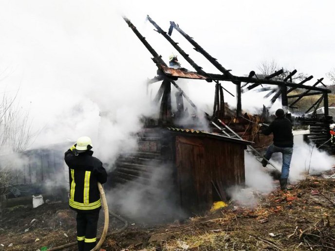 Через пожежу у хліві ледь не загорівся будинок – 03