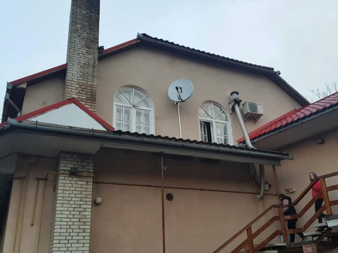 Вранці спалахнула пожежа в готелі. Одна жінка опинилась у пастці – 03