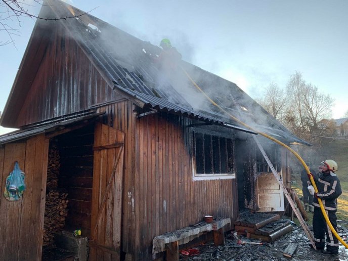 У селі серед білого дня спалахнула літня кухня – 02