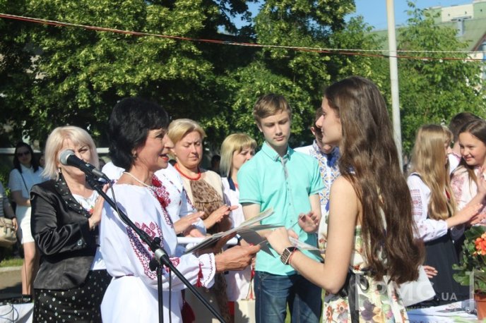 У Мукачівській ЗОШ №11 урочисто відзначили свято останнього дзвоника – 26 У Мукачівській ЗОШ №11 урочисто відзначили свято останнього дзвоника – 26