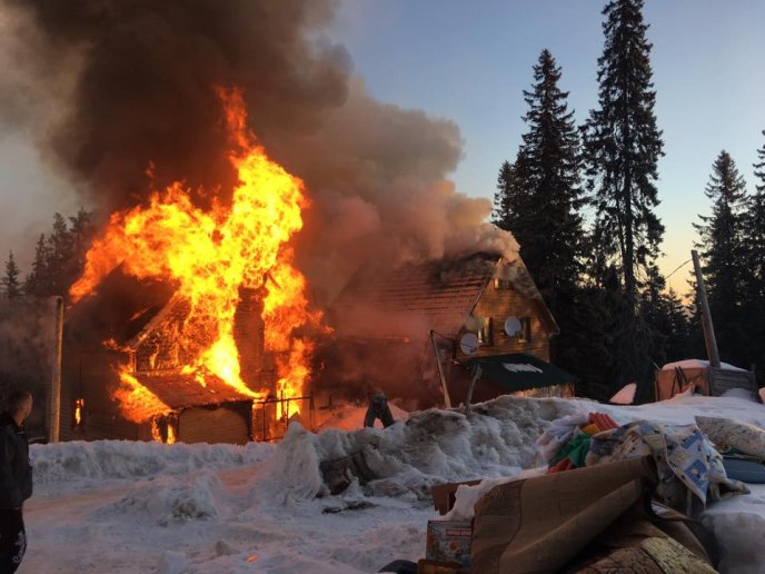 На Драгобраті горить готель "Жандарм" – 05