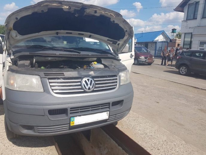 Через контрабанду два водії втратили свої авто – 09