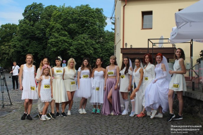 Весільна сукня та кросівки: в Ужгороді відбувся забіг у стилі "наречена-втікачка" – 02