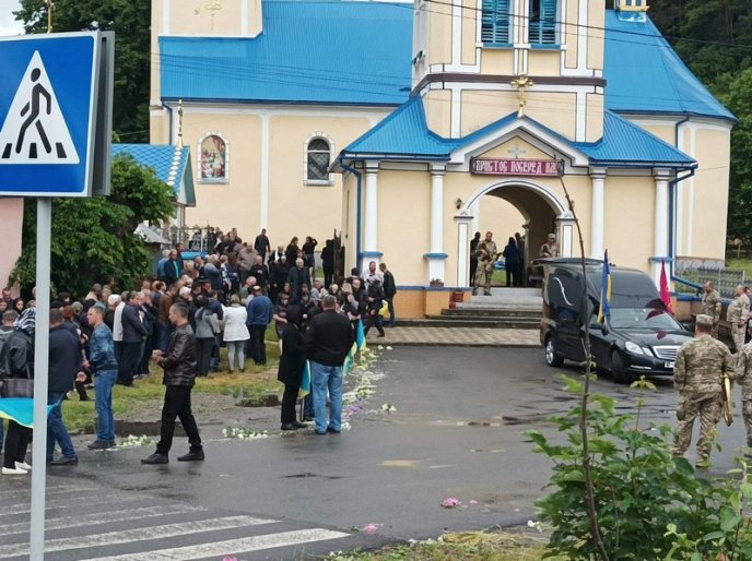 Одна з громад Закарпаття попрощалась із загиблим захисником – 03