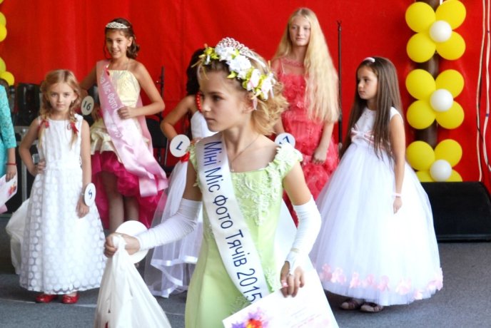 У Тячеві визначили найгарнішу дівчину міста – 07