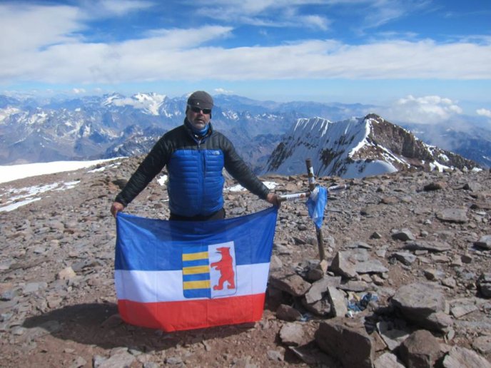 Закарпатець підняв прапор Виноградова над найвищою вершиною Південної Америки – 02