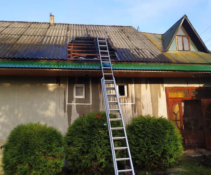 Горіла квартира і будинок: вогнеборці розповіли про пожежі на Тячівщині – 01