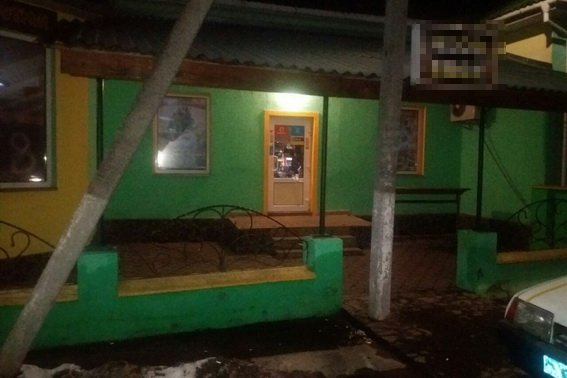 Вночі чоловік пограбував магазин: взяв гроші і солодощі – 01