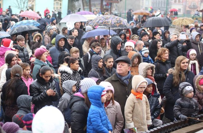 В Ужгороді "католицькі" миколайчики привітали містян зі святом – 11