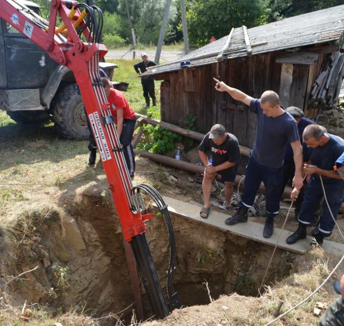 На Воловеччині корова впала у семиметровий колодязь – 03