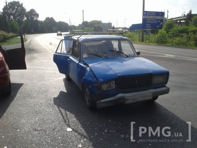 При в’їзді в Мукачево ДТП: зіткнулись три автівки, водій одного з них втік – 03