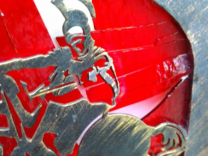 У Мукачеві невідомі пошкодили поштову скриньку із силуетом святого Мартина – 01