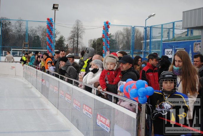 У Мукачеві урочисто відкрили льодову ковзанку (ФОТОРЕПОРТАЖ) – 08