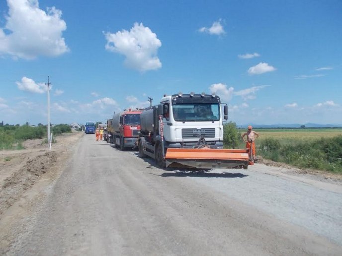 В одному із закарпатських сіл переобладнають в’їзди в двори і облаштують тротуари – 02