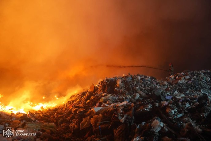 На Закарпатті з учора гасять значну пожежу: людям в окрузі радять зачинити вікна – 01