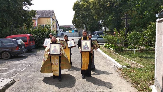 У Мукачево прибули ікони з мощами 10-ти святих цілителів – 02 У Мукачево прибули ікони з мощами 10-ти святих цілителів – 02